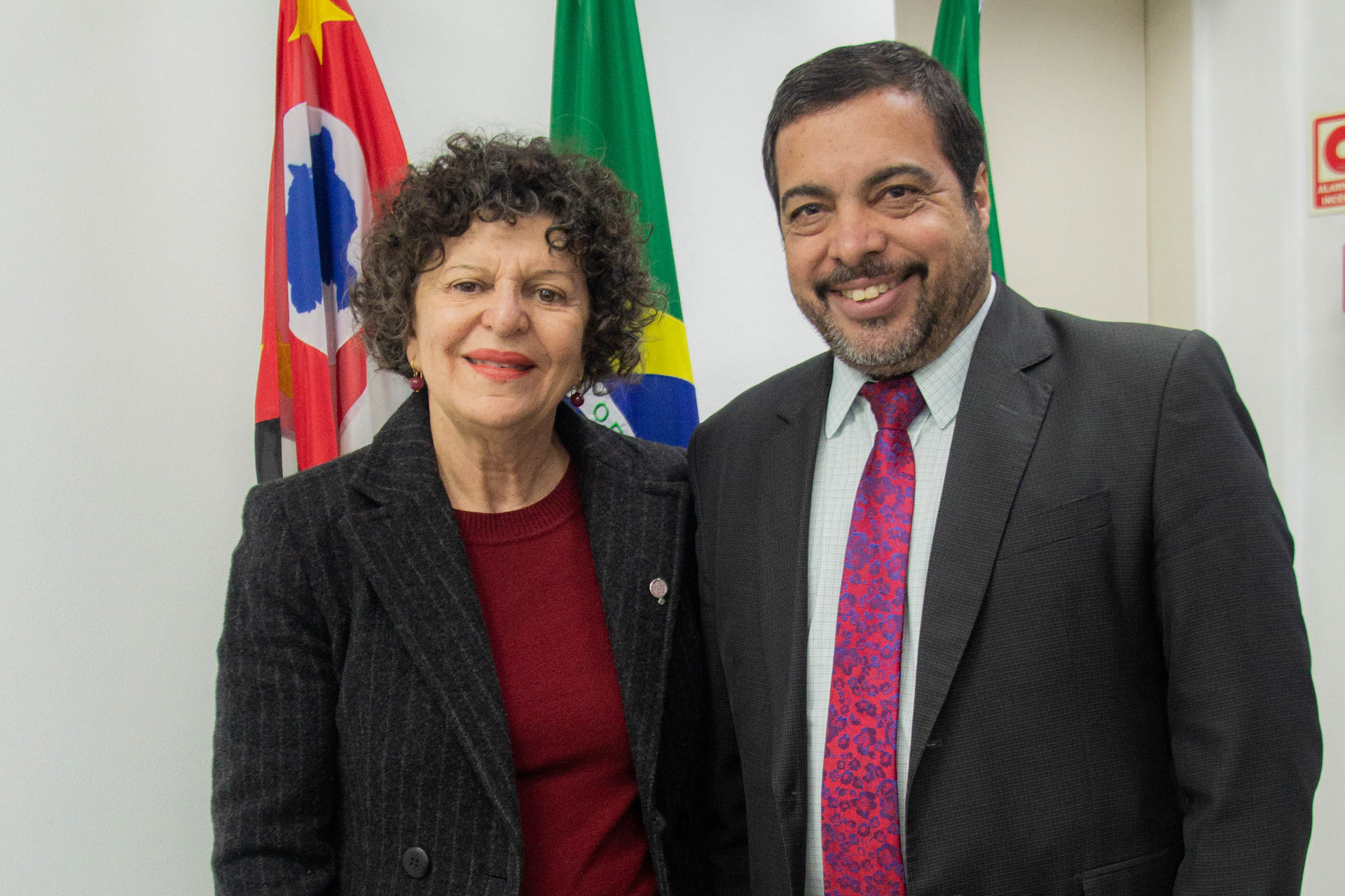 Rai de Almeida ao lado de parlamentar em evento oficial