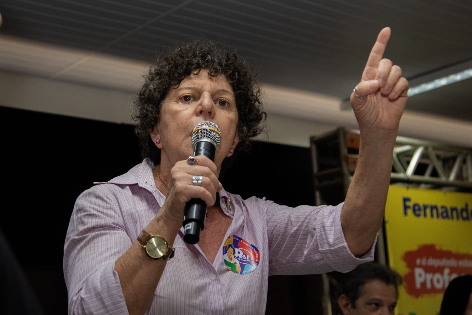 Rai de Almeida discursando ao microfone durante evento de campanha