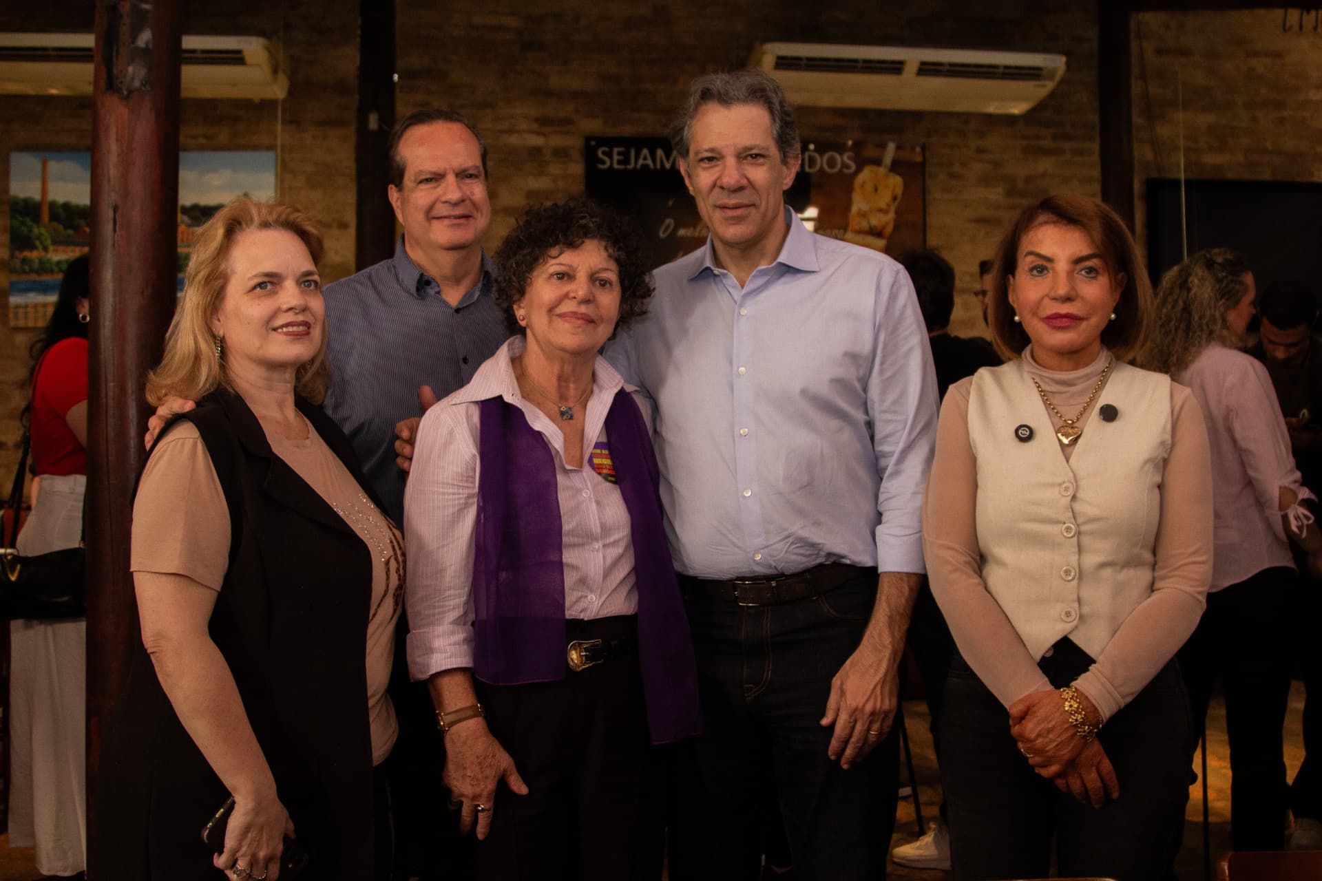 Rai de Almeida ao lado de Fernando Haddad e apoiadores